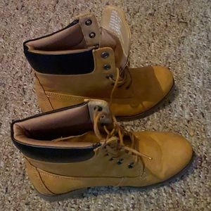 Women’s construction style work boot combat